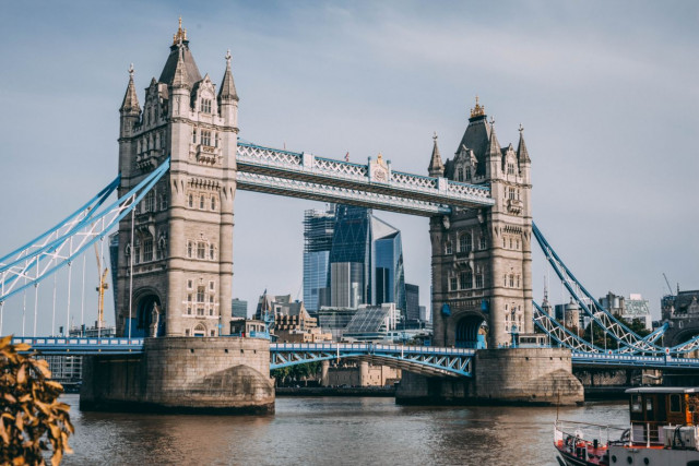 London z letalom – kraljevske palače in mestni utrip